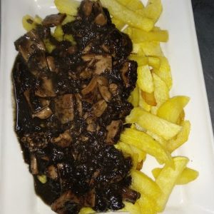 Calamares en su tinta con patatas