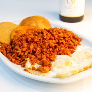 Huevos con tortos y picadillo