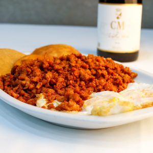 Tortos con picadillo y huevos