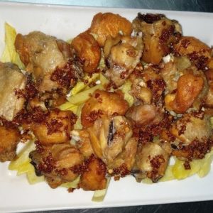 Pollo al ajillo con patatas